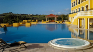 Também tem uma piscina para crianças.