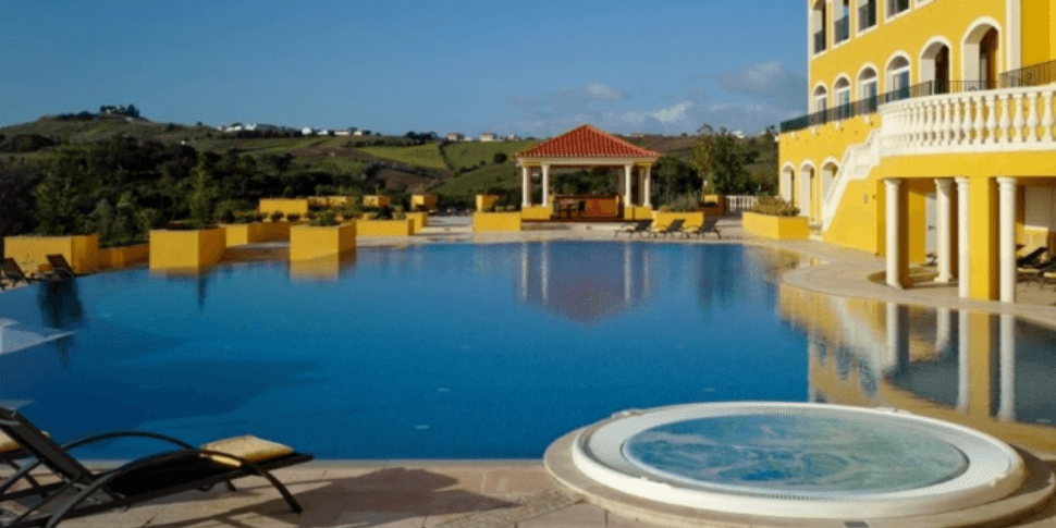 Passagem de ano artigo Também tem uma piscina para crianças.