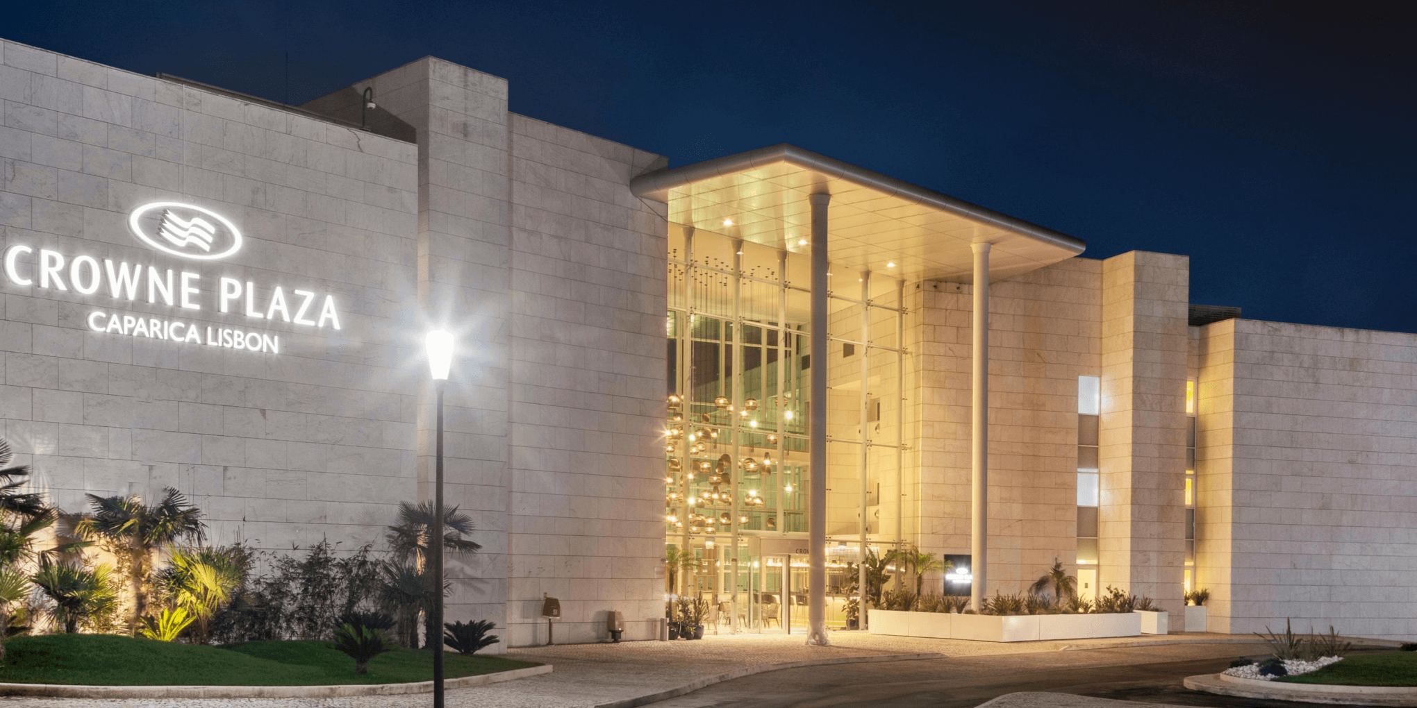 Hotel entrance Entrée de l'hôtel