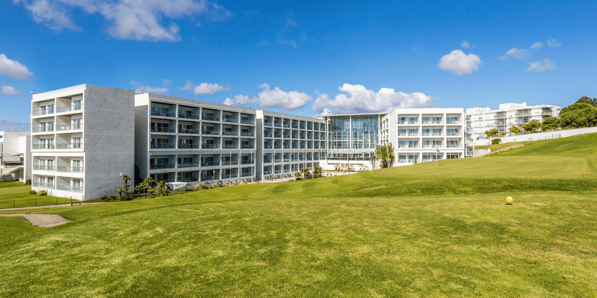 Hotel fachada diurno