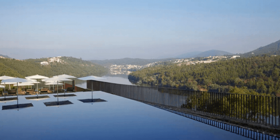 Este paraíso no Douro fica a menos de uma hora do Porto e tem uma piscina infinita incrível